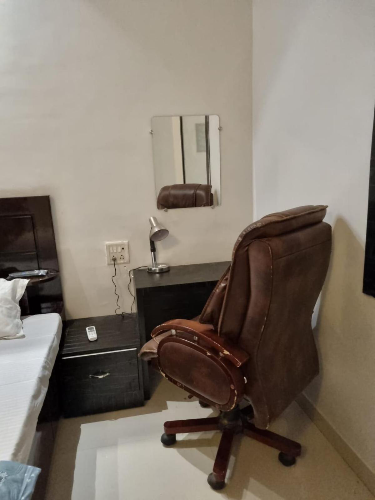 Leela Homestay Jabalpur - Lily - 2 Bhk Luxury Appartment Extérieur photo